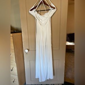 White boutique dress has slit up leg